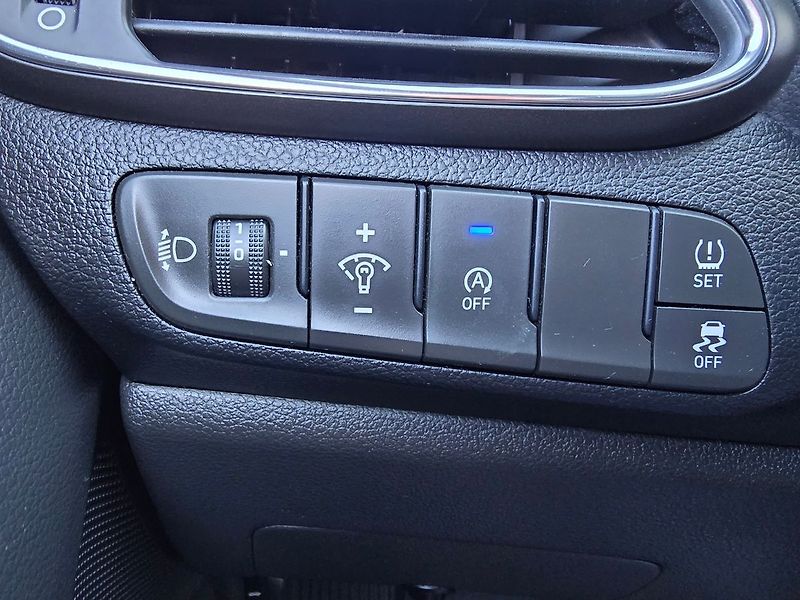 Hyundai i30 1.6CRDi COMFORT LED KAMERA NAV - fotka 24 z 39