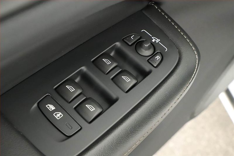 Volvo S60 (2023) B4 - fotka 9 z 20