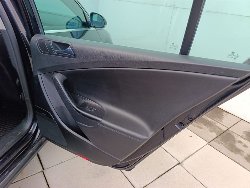 Volkswagen Passat 2,0 TDi Bi-xenon,Kůže,Tempomat - fotka 22 z 30