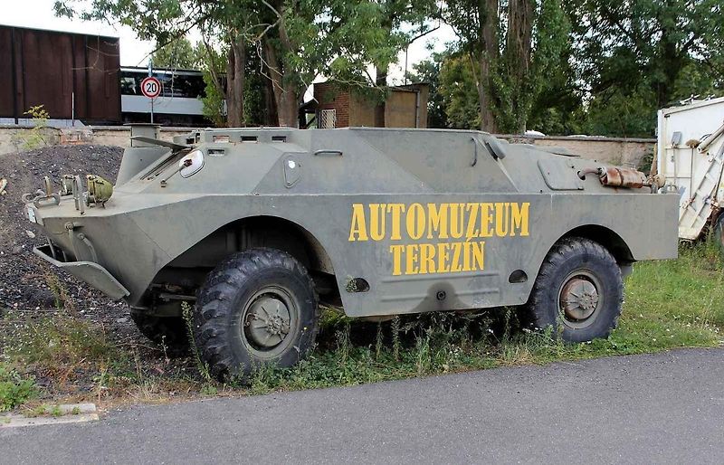Poutač před muzeem v podobě obrněného transportéru.