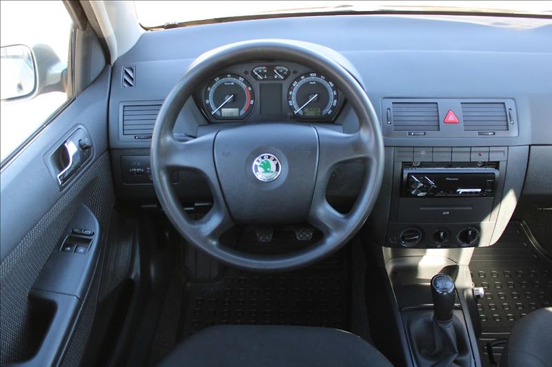 Škoda Fabia 1,4 i 16V  2.maj.,ČR,92.077km - fotka 11 z 19