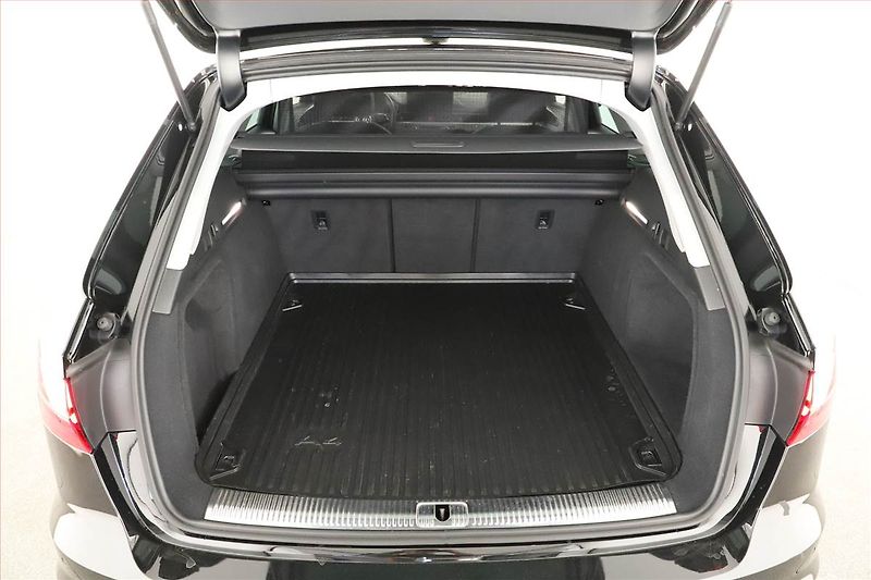Audi A4 (2022) 40 TDI - fotka 16 z 17