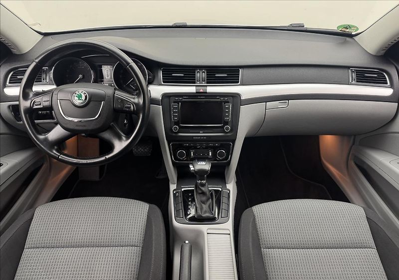 Škoda Superb 2,0 TDi DSG ALU COLUMBUS TAŽNÉ - fotka 7 z 32
