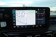 Infotainment se systémem od Google obsahuje navigaci s aktuální dopravní situací i pomocnými funkcemi pro elektromobilitu.