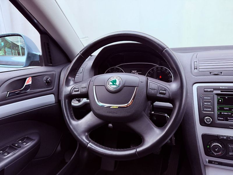 Škoda Octavia 1.4 TSi Elegance, Serviska - fotka 16 z 33