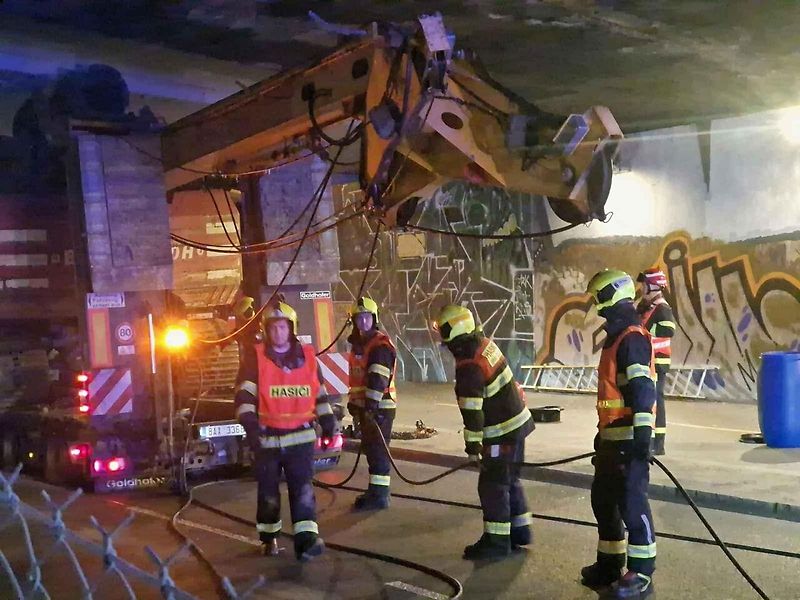 Nehoda ve Vídeňské ulici: pod železničním mostem se zaklínila vrtná souprava převážená na podvalníku.