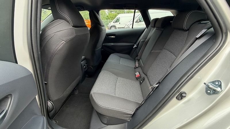 Toyota Corolla TS 1.8. Hybrid Comfort Tech - - fotka 9 z 24