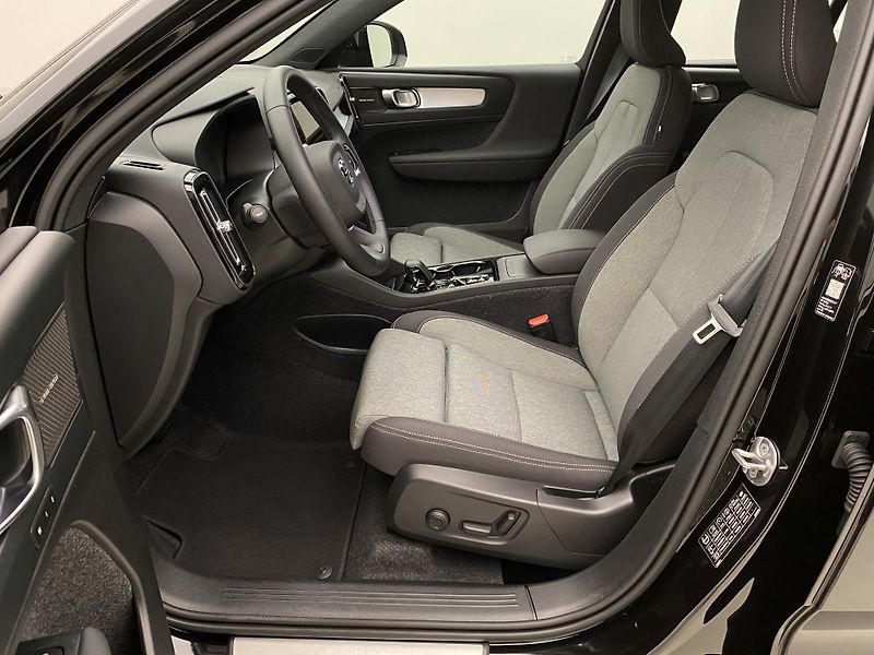 Volvo XC40 (2026) B3 AUT DARK PLUS - fotka 3 z 60