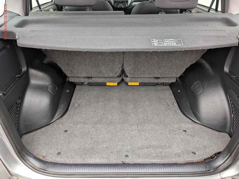 Toyota RAV4 (2004) 2.0 VVT-i 4WD, ČR, AC, TZ - fotka 7 z 15