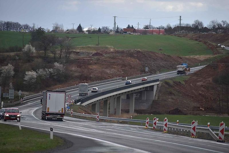 Vizualizace ukazuje, jak bude vypadat dálnice D7 mezi Slaným a Panenským Týncem na Lounsku.