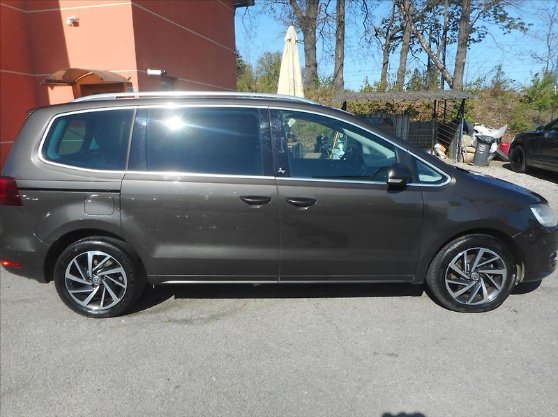 Volkswagen Sharan 2,0 TDi SOUND - fotka 4 z 38