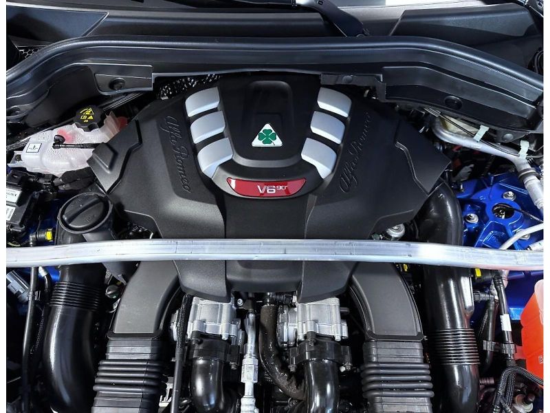 Alfa Romeo Stelvio (2026) 2.9 V6 BiTurbo 520k QV Carbon - fotka 8 z 25