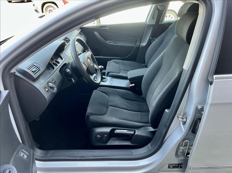 Volkswagen Passat 2,0 FSI  COMFORTLINE - fotka 10 z 28