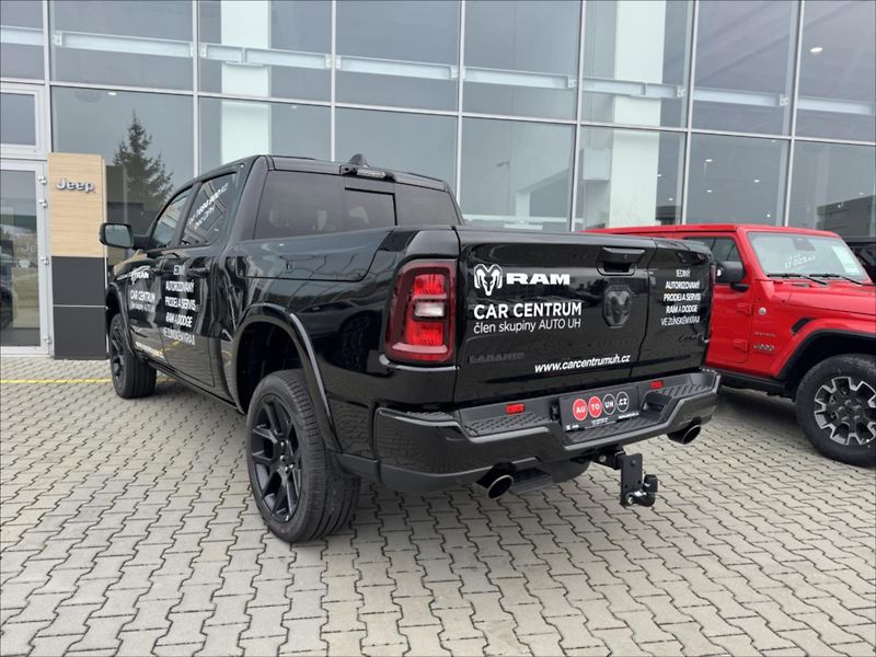 Dodge RAM (2025) 3,0 R6  Laramie Night - fotka 4 z 21