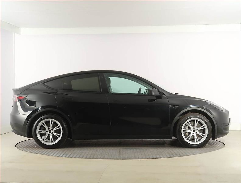 Tesla Model Y (2023) Standard LFP 64kWh, SoH 94% - fotka 6 z 31