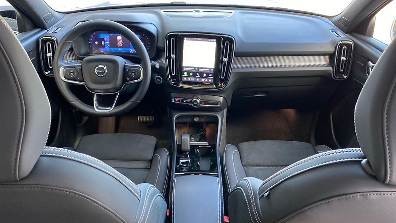 Volvo XC40 ULTIMATE DARK, B4 FWD, 145+10 - fotka 11 z 37
