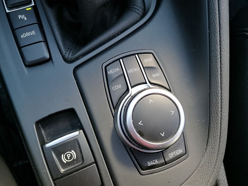 BMW X1 (2022) xDrive25e PHEV 162kW Plug in - fotka 17 z 43