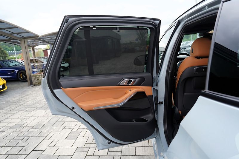BMW X5 M60i xDrive/AT9/21/530 PS - fotka 21 z 45