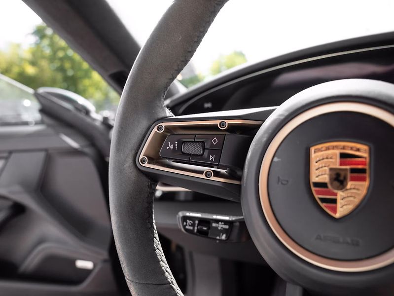 Porsche Taycan GTS Sport Turismo HuD Pano Ven - fotka 13 z 19