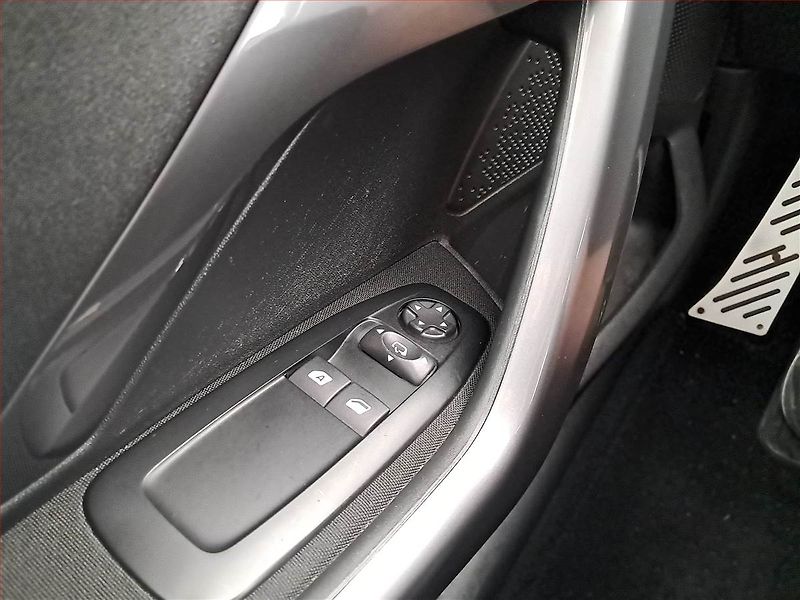 Peugeot 2008 (2018) Active 1.2 PureTech, ČR,1.maj - fotka 15 z 17