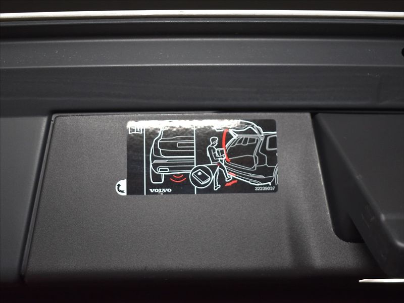 Volvo V90 2,0 D5 AWD CC PRO - fotka 12 z 28