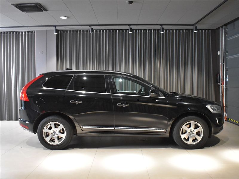 Volvo XC60 2,4 D4 SUMMUM - fotka 3 z 22