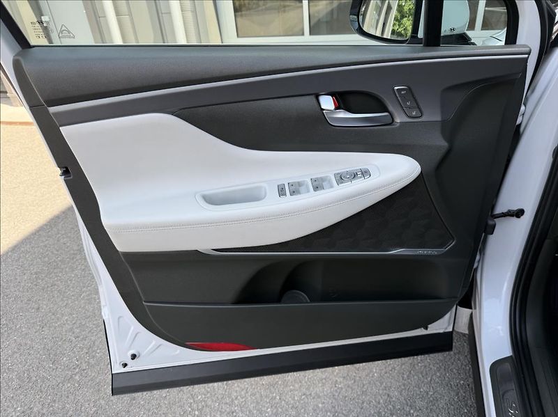 Hyundai Santa Fe 1,6 T HEV 4x4 AT 7M  Luxury - fotka 9 z 26