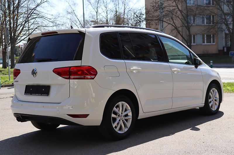 Volkswagen Touran 2.0TDI DSG 110kW - fotka 11 z 50