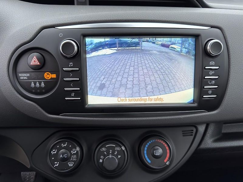 Toyota Yaris 1.5i 82 kW navi. serviska - fotka 17 z 21