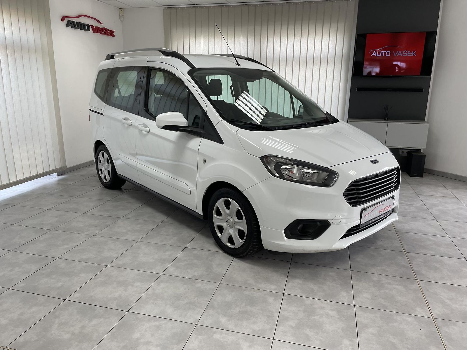 Ford Tourneo Courier 1.5 TDCi  ČR  1.MAJ. SERVISKA