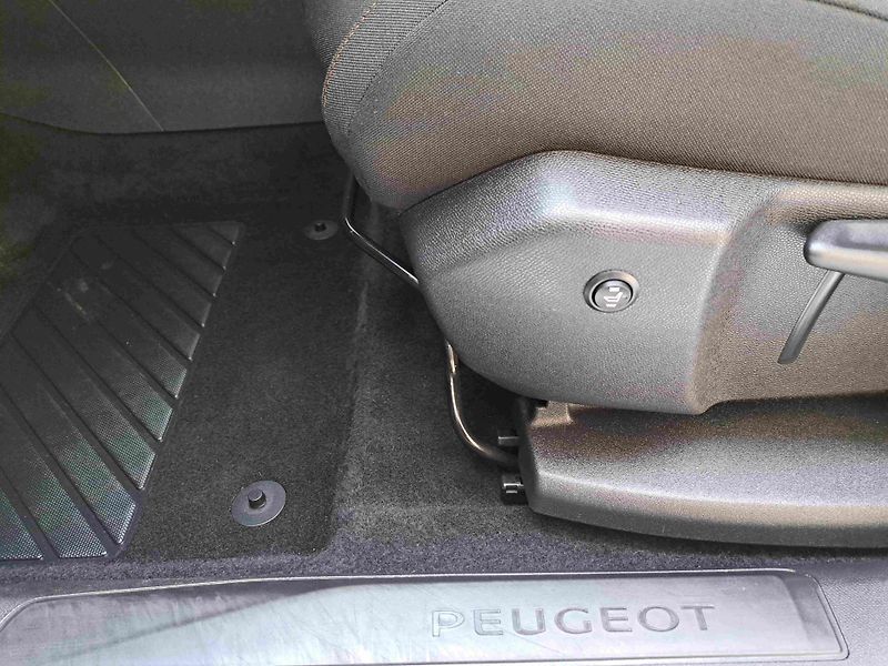 Peugeot 5008 (2020) 1,2 PT EAT8 17ALU PDC NAVI - fotka 15 z 24