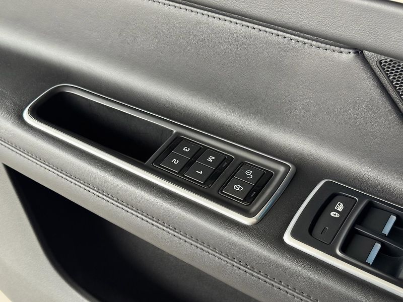 Jaguar XF 25d AWD*FullLED*360Kam*Panoram - fotka 33 z 41