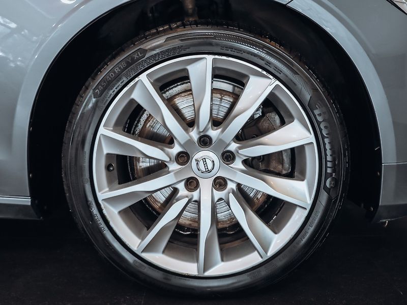 Volvo V90 D5 Momentum 173 kW AWD - fotka 30 z 30