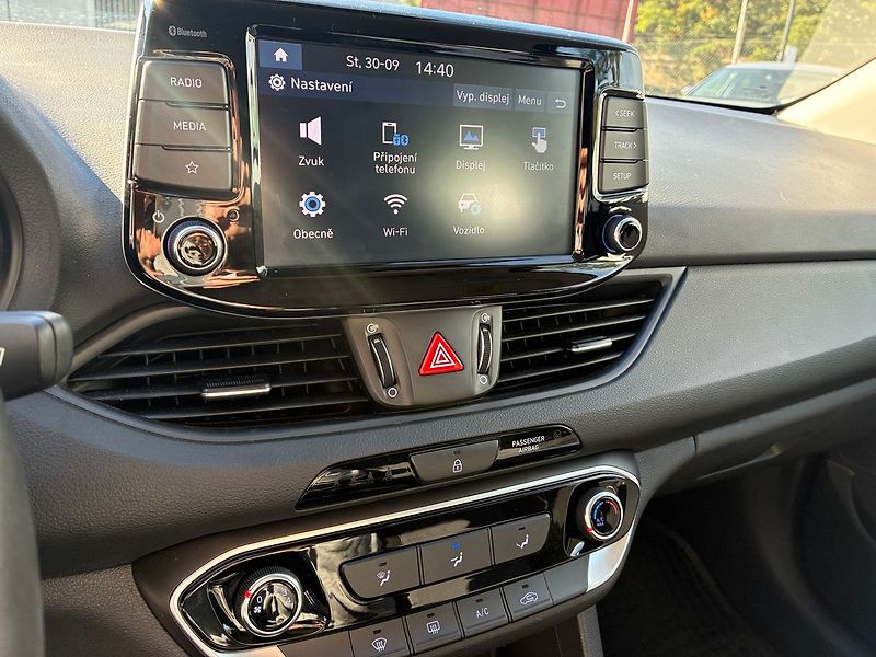 Hyundai i30 1.0 T-GDi 88 kW Fastback ČR - fotka 15 z 22