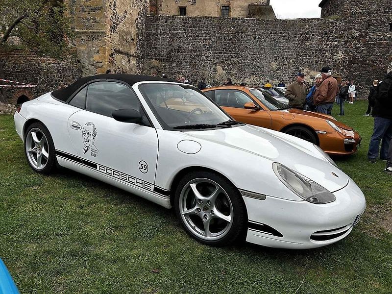 Sraz vozů Porsche ve Švihově na hradě.
