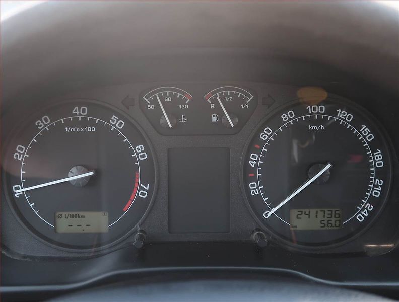 Škoda Octavia (2003) 1.6, po STK, oblíbený vůz - fotka 11 z 15