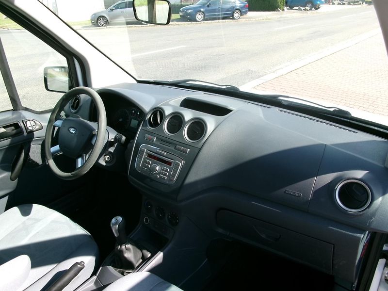 Ford Tourneo Connect 1,8 TDCi KLIMA TAŽNÉ - fotka 24 z 26