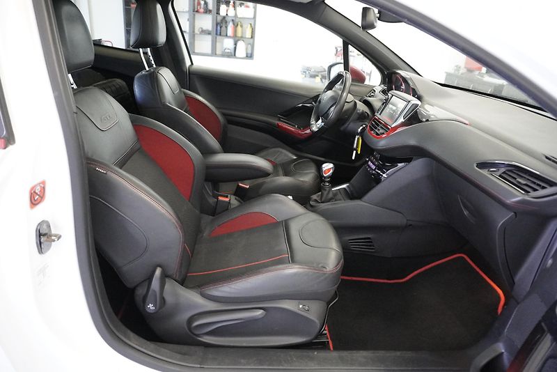 Peugeot 208 1,6 GTI 147kW THP - fotka 23 z 29