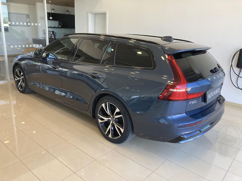 Volvo V60 B4 FWD PLUS DARK TAŽNÉ ZAŘÍ. - fotka 6 z 31