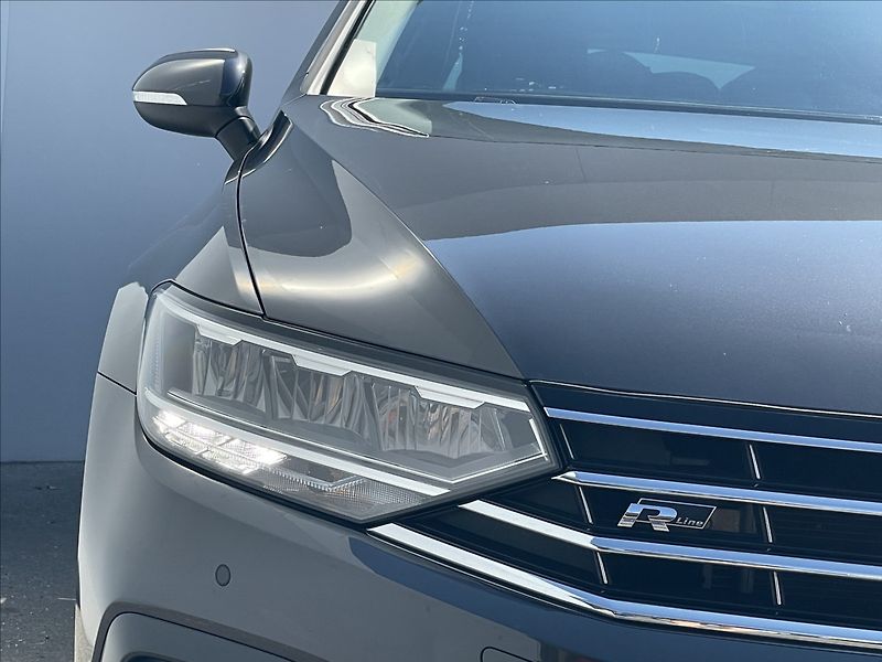 Volkswagen Passat Variant 2,0 TDI DSG R-line Pak LED+ACC - fotka 20 z 22