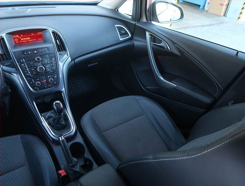 Opel Astra (2013) 1.6 16V, Tempomat - fotka 8 z 16