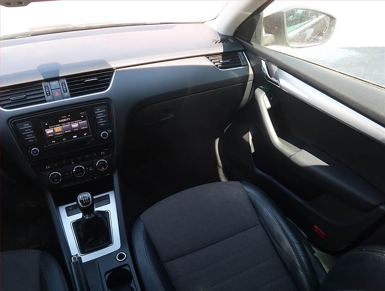 Škoda Octavia (2014) Elegance 1.2 TSI, Navi, Xenony - fotka 8 z 20
