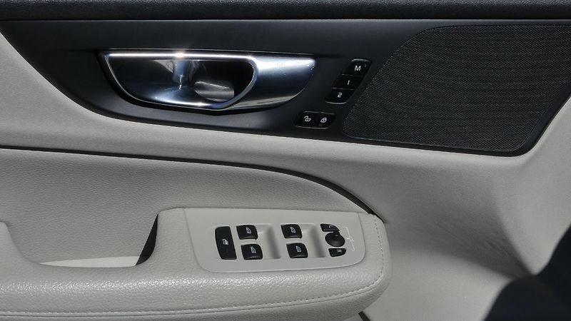 Volvo V60 B4 FWD Momentum Pro Auto - fotka 9 z 24