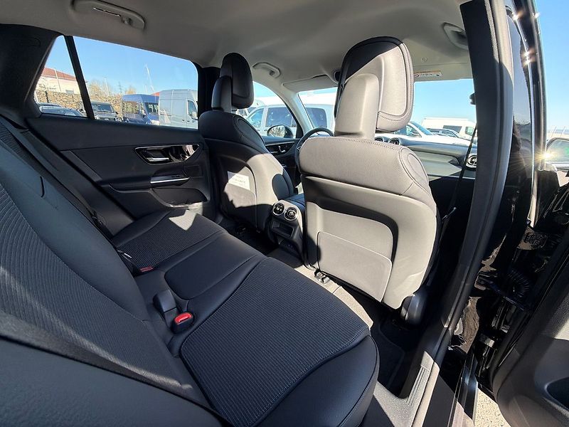 Mercedes-Benz GLC 200 d 4MATIC - fotka 28 z 35