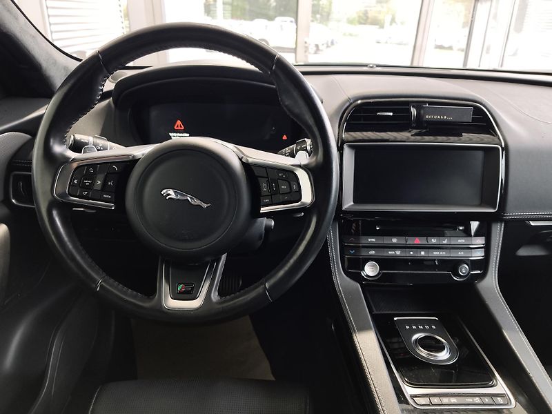 Jaguar F-Pace (2018) 3.0d 221kW S 4x4 AT - fotka 11 z 28