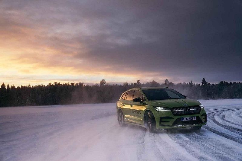 Automobilka Škoda pokořila s plně elektrickým vozem SUV Enyaq RS rekord v nejdelším souvislém driftu na ledě.