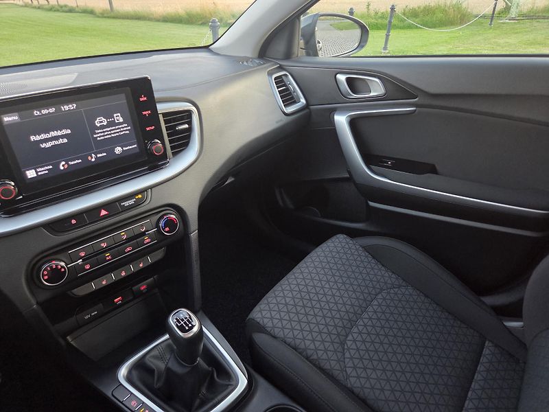 Kia Ceed (2022) 1.0 T-GDI 74 kW Spin,CZ,DPH - fotka 18 z 26