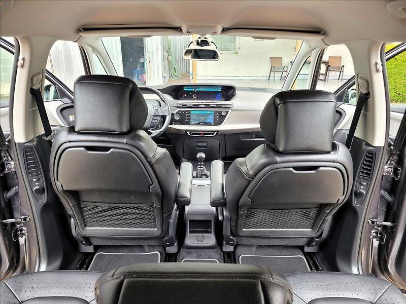 Citroën Grand C4 SpaceTourer 1,5 hdi,7 MÍST,KŮŽE,VÝHŘEV,NAV - fotka 43 z 50