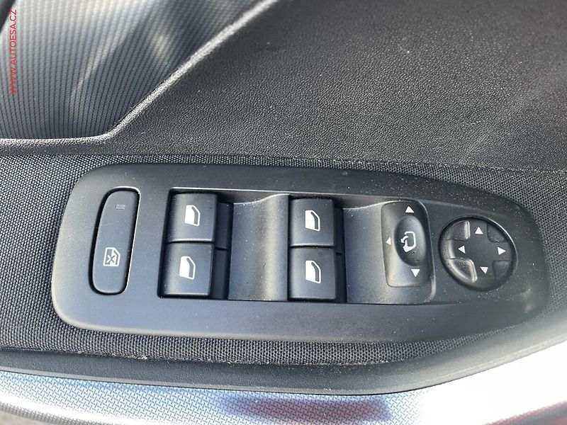 Peugeot 2008 (2018) 1.2 PT, Allure, AT, panor - fotka 17 z 18
