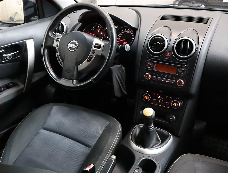 Nissan Qashqai (2011) 1.5 dCi, Tempomat - fotka 7 z 17